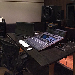 Musikelectronicのスピーカー試用のスタジオです。ナレーション収録のスタジオ、英語音声収録のスタジオ、企業紹介ナレーション収録のスタジオ1