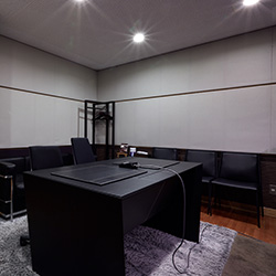 Musikelectronicのスピーカー試用のスタジオです。ナレーション収録のスタジオ、英語音声収録のスタジオ、企業紹介ナレーション収録のスタジオ2